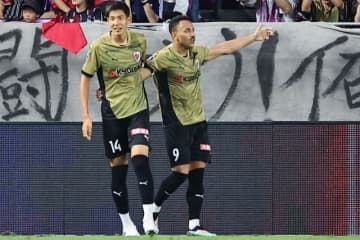 小野伸二も驚愕！「何だ、このゴールは」。京都ラファエル・エリアスのニアぶち抜き＆反転ショット「キーパーはなかなか取れない」