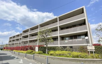 パークホームズ祖師谷ガーデンズコート 2階｜「祖師ヶ谷大蔵」駅徒歩6分。商店街の賑わいと邸宅街の静けさ両方を享受する邸宅。グッドデザイン賞受賞歴ありのスタイリッシュな外観。3面採光で陽当たり良好な角住戸