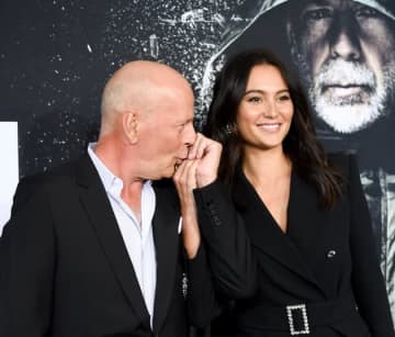 「みんな意見を言いたがるけど...」認知症のブルース・ウィリスの妻が語る、介護者が直面する他人からの批判や偏見