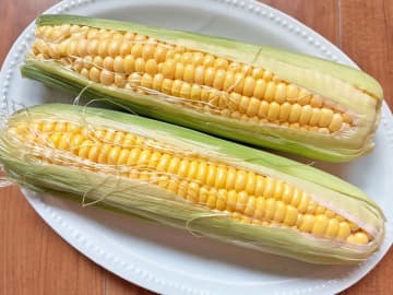 フライパンと電子レンジどっちがいい？　トウモロコシのゆで方、2つを比べてみると…？