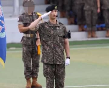 兵役中のASTRO・チャウヌ、訓練兵代表に選ばれる！凛々しく頼もしい修了式での姿が話題