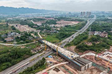 成渝中線高速鉄道・科学城駅六線道岔特大橋の接合完了　中国重慶市