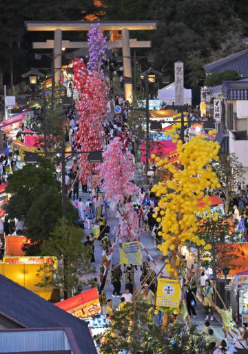 提灯まち、豪快に　鹿島神宮で「ご神幸」　茨城