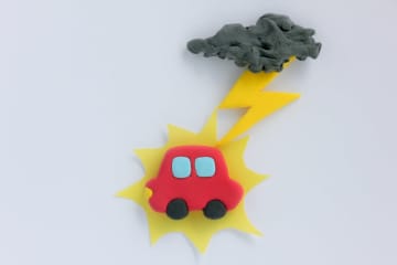 車の中は落雷から守ってくれる？感電リスクと意外な落とし穴