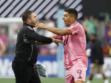 決勝後に乱闘が勃発！ インテル・マイアミFWスアレスが相手スタッフに唾吐きか。被害を受けた本人は「彼に噛まれるかと思ったよ」
