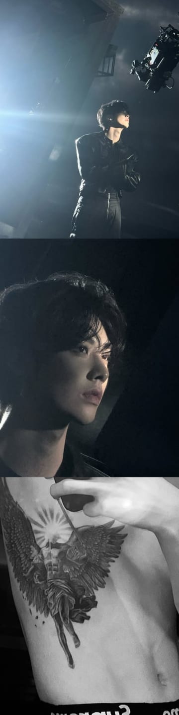 ZB1・リッキー、上半身露わにしてタトゥー公開！色気たっぷりのレアSHOTに「手加減して」【PHOTO】