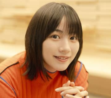 のん、別人のように“激変”　イメージガラリでネット衝撃　黒のドレスで魅了