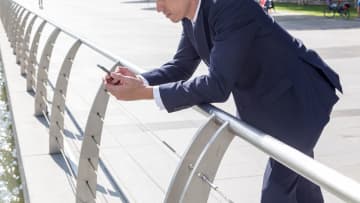 「課長になれば安泰」45歳大手企業サラリーマン、〈年収1,000万円〉で迎えた給料日。通帳を見て思わずつぶやいた一言