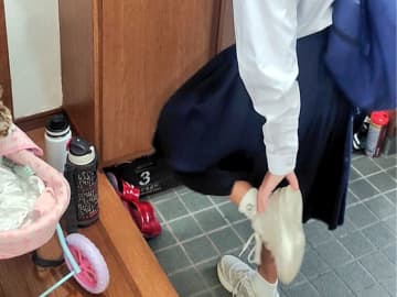 夏休み明けの娘を見送る猫　母親が目撃した『登校風景』に「なんなんだ、この幸せな朝は」