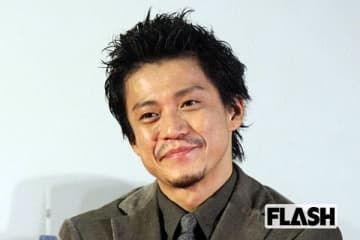小栗旬「沖縄家族旅行」の飛行機で見せた“庶民派”姿…妻・山田優も子どもを自転車送迎“特別扱いなし”な子育てぶり