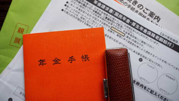 夫に先立たれ、月12万円で暮らす69歳女性「年金だけでは足りない」と絶望の日々…希望を知らせた「緑の封筒」