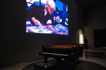 大阪で坂本龍一のピアノ演奏が蘇る…大規模展スタート、万博との接点とは？
