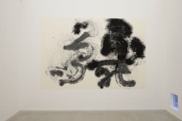 アートの“文字表現”探るコレクション展が金沢21世紀美術館で、横尾忠則やマルセル・ブロータースら紹介