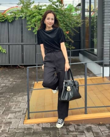 秋のTシャツコーデは色で攻略！ 9月の暑い日に役立つ大人カジュアルコーデ術