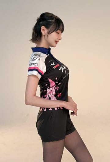 岡田紗佳の新ユニフォーム姿に「スタイルが抜群」とファンため息。美しすぎる『戦闘服』で新シーズンへ