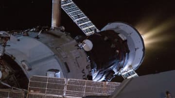 ISSの高度を上昇させるロシアのプログレス補給船　NASAがリブースト時の画像を公開