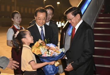ラオス国家主席、北京に到着