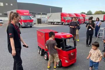 ミニトラックを運転　子供向けに職業体験会　カワキタエクスプレス