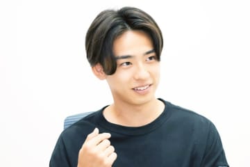 ｢速すぎて、DFが飛び込めない｣パリ五輪10番のQPRカムバック弾！ 約40mの長距離ドリブル弾に｢ワクワクする｣｢A代表で見たい｣