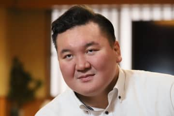 ｢背番号はやっぱり69｣元横綱・白鵬が豪快ダイレクト弾！マジョルカ在住の日本代表レジェンドとの試合で｢1ゴール2アシスト｣大活躍