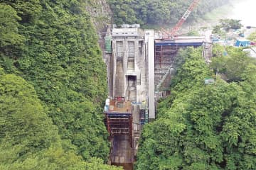 関東整備局／相俣ダム堰堤改良事業の現場公開／ゲート設備設置へ、２８年度完成予定