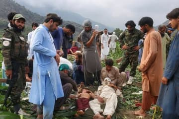 アフガニスタン東部の地震、死者８００人に　救助隊が被災者救出に奔走