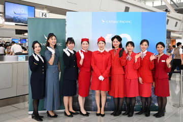 キャセイパシフィック航空、福岡就航60周年　歴代制服着用のスタッフが記念品配布