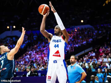アレックス・サーがユーロバスケットの残り試合を全休…スロベニア戦で左ふくらはぎを負傷