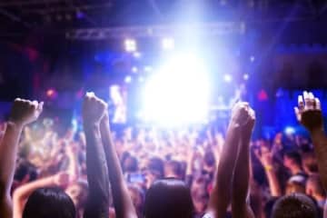ライブ中に「大柄な男性客」がダイブ、女性ファンに直撃寸前…ケガさせたら法的責任は？