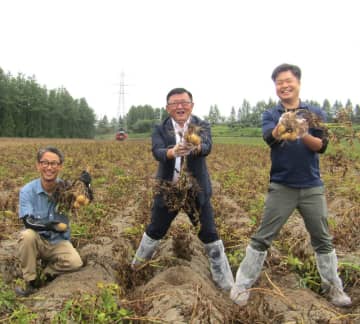 北海道産じゃがいも栽培に地球温暖化対策待ったなし　収穫を祝うセレモニーでカルビーポテト田崎一也社長が持続可能な農業へ意欲