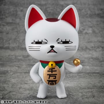 TVアニメ「ダンダダン」より「ターボババア」が憑依した招き猫のソフビフィギュアが9月4日10時予約開始！