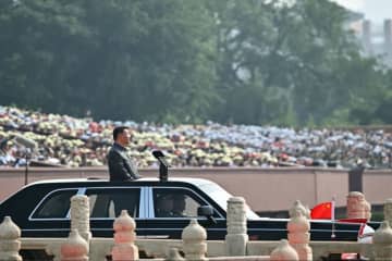 北京で軍事パレード始まる、プーチン氏と金正恩氏も出席