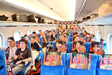 車内で「日清焼そばU.F.O.」堪能 新幹線「ソースエクスプレス」 シュールなCM再現