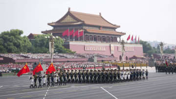 中国人民抗日戦争・世界反ファシズム戦争勝利80周年記念大会で部隊行進