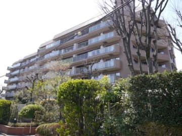 杉並和田ハイム 4階｜「中野富士見町」駅徒歩7分。緑の潤いと利便性を享受する、杉並・和田の邸宅。100㎡超、陽当たり・眺望良好な3方角住戸