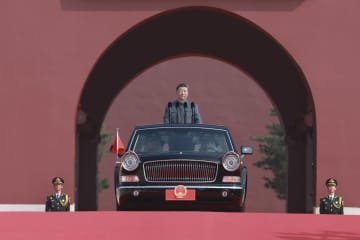 習近平氏、部隊を観閲