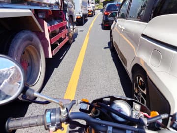 バイクのすり抜けは違反になる？ツーリング前に知っておきたい危険と法律