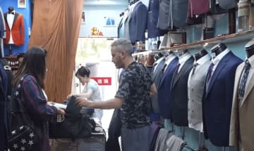 外国人顧客、上海アパレル市場で爆買い、中国式仕立てを楽しむ