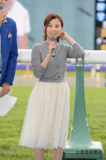 美背中も美腹も全開！重盛さと美が海辺で放った圧倒的オーラ