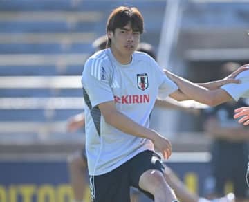 伊東純也、移籍騒動でクラブに合流せず日本代表も落選の“元同僚”中村敬斗と連絡は取れている？【現地発】