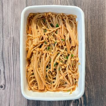 【えのき100袋あっても足りない！】「ピリ辛がクセになる」「ご飯にめっちゃ合う〜」レンジで作れる超簡単な副菜レシピ