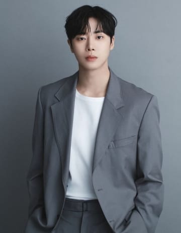 俳優チュ・ヨンウ、異例の歌手デビュー！韓国ファンミーティングで初お披露目