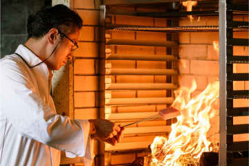 薪と炭が織りなす“ゆらぎ”の日本料理専門店「銀座 炎 田むら」オープン