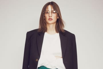 【明日なに着る？】羽織るだけで品格が高まる「3つボタンの黒ジャケット」