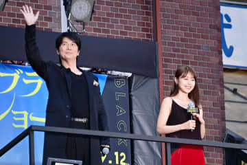 福山雅治&有村架純、新宿にサプライズ降臨　登場に騒然「やばい！」「かわいいー！」