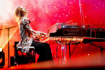 YOSHIKI、3度目の首の手術を乗り越え“世界一豪華なディナーショー”全10公演完走