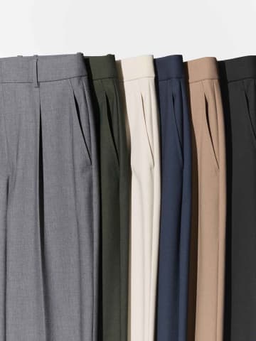 【ユニクロ】の「タックワイドパンツ」絶妙カラーがたまらない「名品ボトムス」