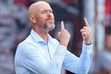 「最初から“異物”のようだった」 わずか３試合でレバークーゼンを追われたテン・ハーフ監督を現地メディアは酷評！「自己過信が強すぎて学ぼうとしない」
