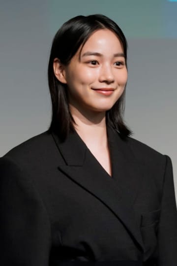 のんの赤髪ショットに絶賛の声「似合いすぎる」「セクシーですね」