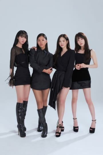 OH MY GIRL、新たなプロフィール写真を公開…4人の姿に関心集まる